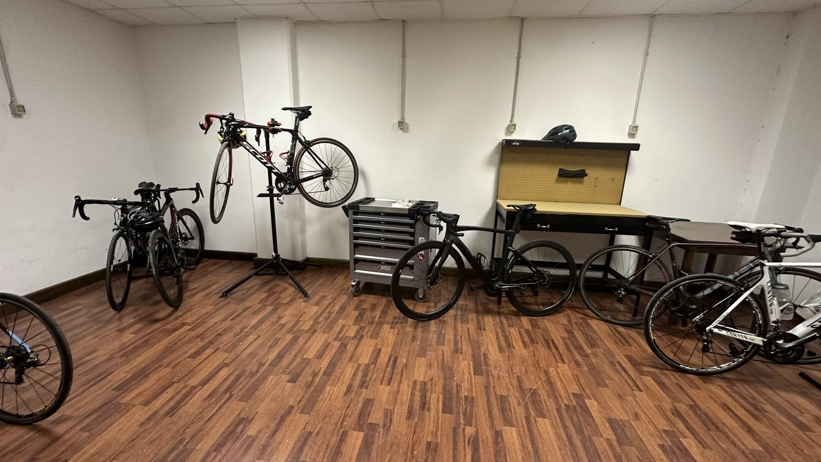 Deposito bici sicuro e attrezzato nell'hotel ad Ampezzo