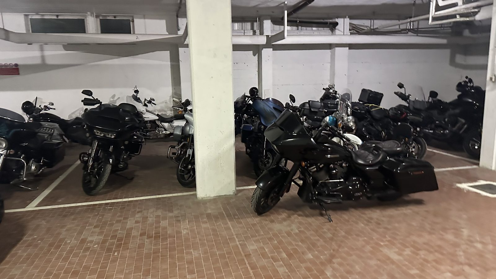 Garage coperto del Bike & Bikers Hotel con motociclette parcheggiate