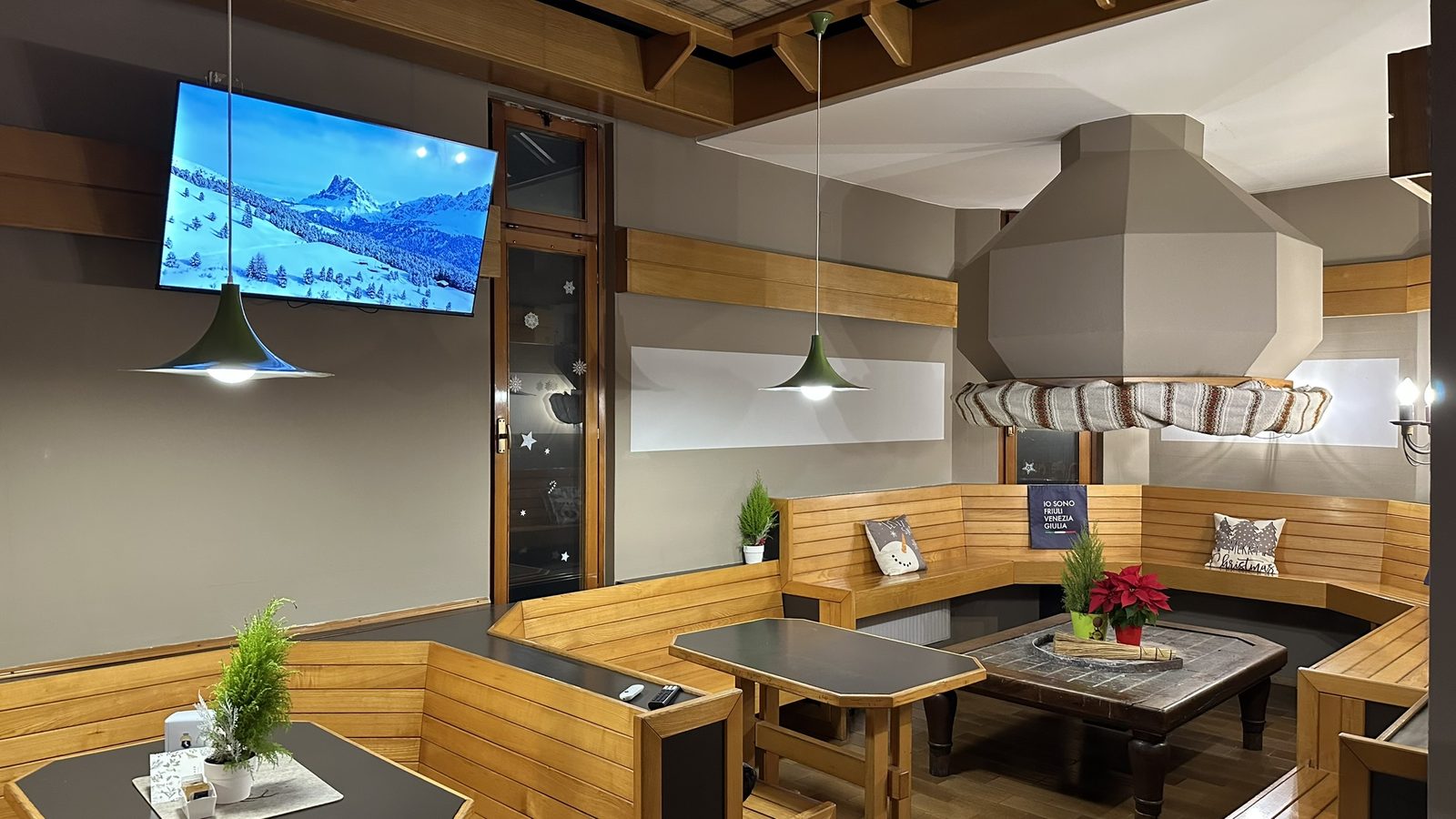 Sala ristorante in legno del Bike & Bikers Hotel